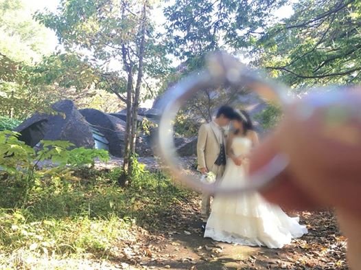 画像に含まれている可能性があるもの:1人以上、結婚式、木、屋外