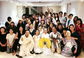 画像に含まれている可能性があるもの:34人、、スマイル、立ってる(複数の人)、結婚式、室内