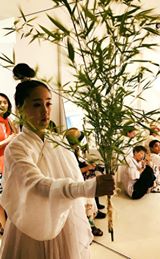 画像に含まれている可能性があるもの:3人、立ってる(複数の人)、植物、木