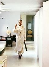 画像に含まれている可能性があるもの:1人、立ってる、室内