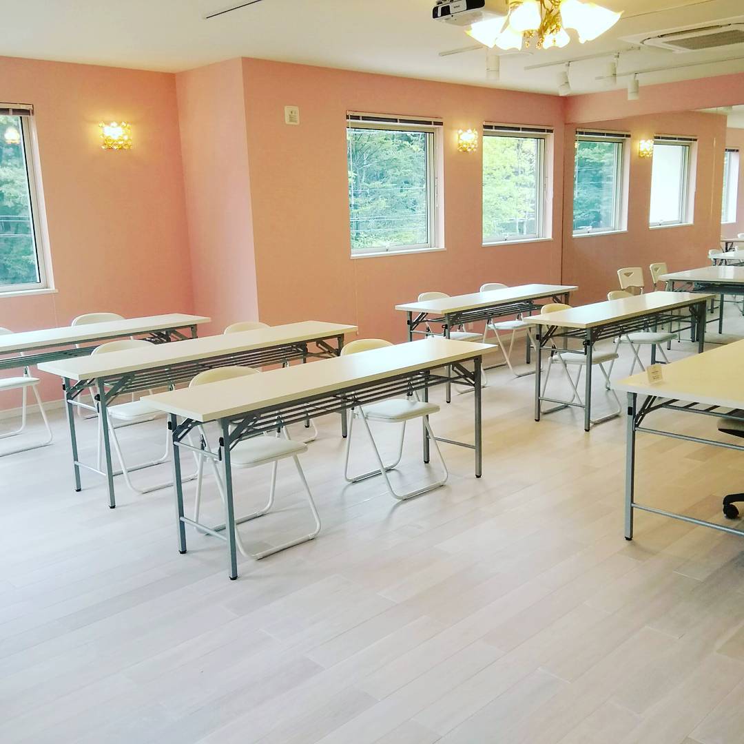 軽井沢で、セミナー開催。
#スペースフローリア #軽井沢 #レンタルセミナールーム #レンタルセッションルーム #ピンク色のお部屋 #自然の中
