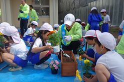 画像に含まれている可能性があるもの:1人、座ってる、帽子