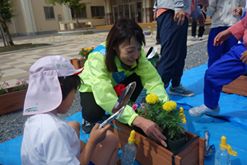 画像に含まれている可能性があるもの:1人、座ってる、子供、テーブル、屋外